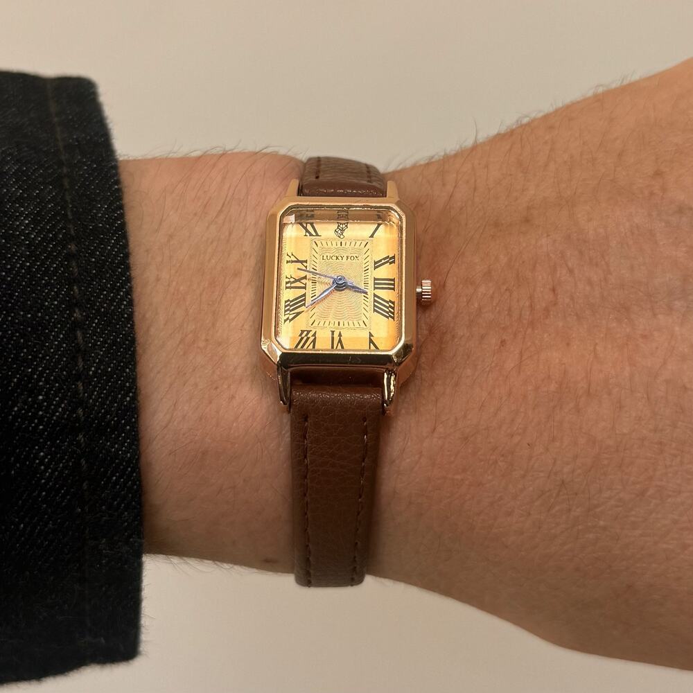 2000s vintage style rectangular gold luxury watch with leather band - Picture 5 of 11